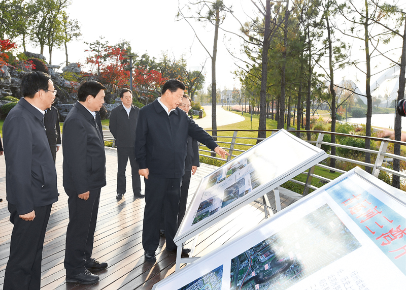 2020年11月12日至13日，中共中央總書(shū)記、國(guó)家主席、中央軍委主席習(xí)近平在江蘇考察。這是13日下午，習(xí)近平在揚(yáng)州市運(yùn)河三灣生態(tài)文化公園考察，了解運(yùn)河生態(tài)環(huán)境保護(hù)修復(fù)情況。 新華社記者 謝環(huán)馳/攝