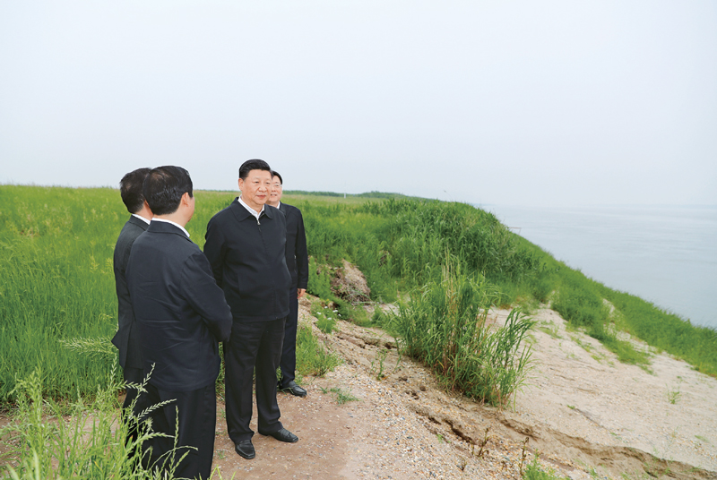 2018年4月26日下午，中共中央總書記、國(guó)家主席、中央軍委主席習(xí)近平在武漢主持召開深入推動(dòng)長(zhǎng)江經(jīng)濟(jì)帶發(fā)展座談會(huì)并發(fā)表重要講話。這是座談會(huì)前，習(xí)近平于25日下午在岳陽(yáng)市君山華龍碼頭察看非法砂石碼頭取締及整治復(fù)綠、濕地修復(fù)情況。 新華社記者 謝環(huán)馳/攝