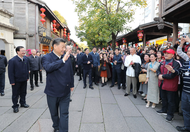 3月22日至25日，中共中央總書記、國家主席、中央軍委主席習(xí)近平在福建考察。這是24日下午，習(xí)近平在福州三坊七巷歷史文化街區(qū)考察時(shí)，向游客和市民招手致意。新華社記者 鞠鵬 攝