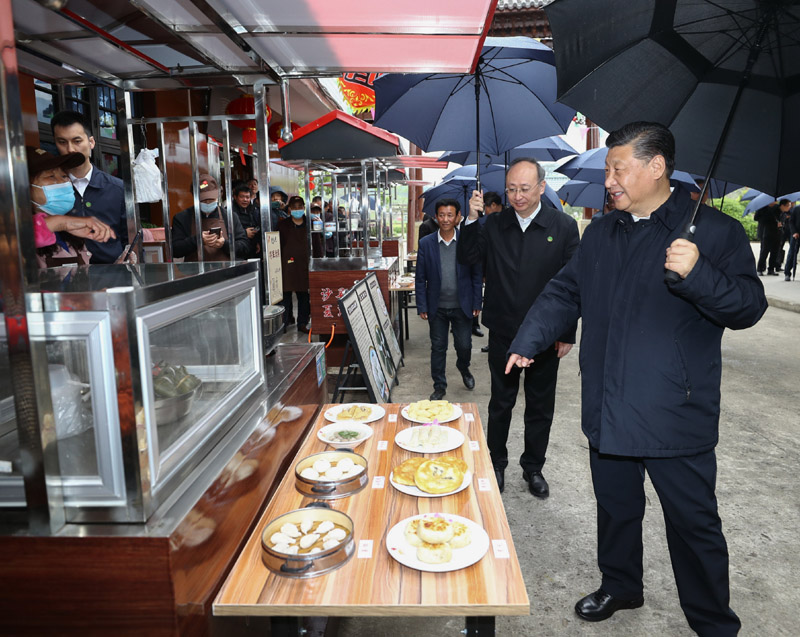 3月22日至25日，中共中央總書記、國家主席、中央軍委主席習(xí)近平在福建考察。這是23日下午，習(xí)近平在三明沙縣夏茂鎮(zhèn)俞邦村考察時(shí)，在小吃攤邊同鄉(xiāng)親們親切交談。新華社記者 鞠鵬 攝