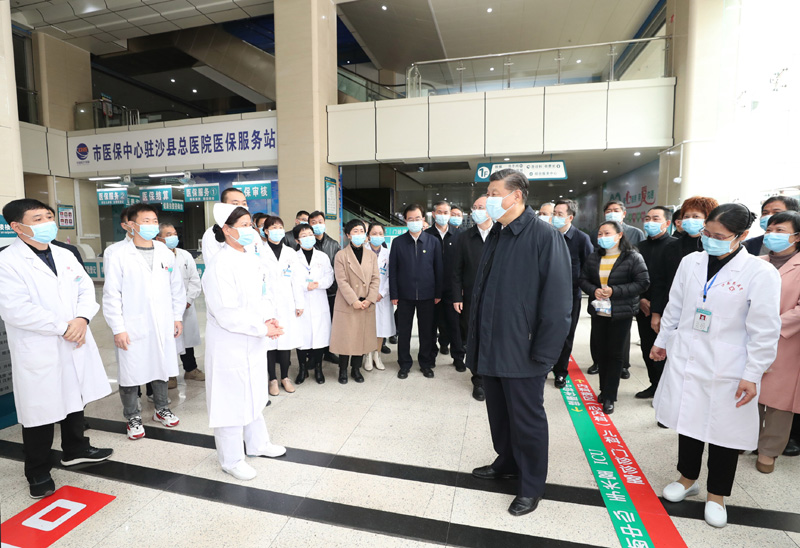 3月22日至25日，中共中央總書記、國家主席、中央軍委主席習(xí)近平在福建考察。這是23日上午，習(xí)近平在三明沙縣總醫(yī)院住院樓一層大廳，聽取醫(yī)改情況介紹。新華社記者 王曄 攝