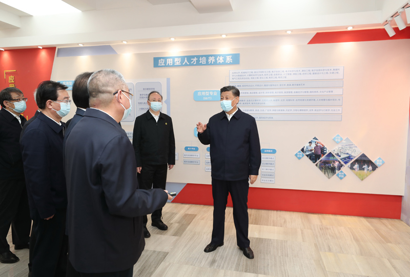 3月22日至25日，中共中央總書記、國家主席、中央軍委主席習(xí)近平在福建考察。這是25日上午，習(xí)近平在福州閩江學(xué)院，參觀校史和應(yīng)用型辦學(xué)成果展示。新華社記者 王曄 攝