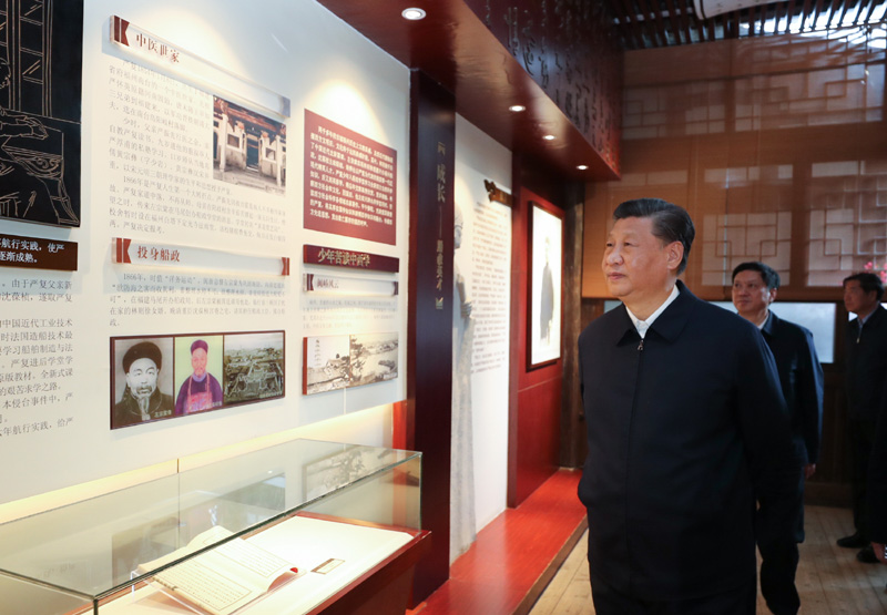 3月22日至25日，中共中央總書記、國家主席、中央軍委主席習(xí)近平在福建考察。這是24日下午，習(xí)近平在福州三坊七巷歷史文化街區(qū)參觀嚴(yán)復(fù)故居。新華社記者 鞠鵬 攝