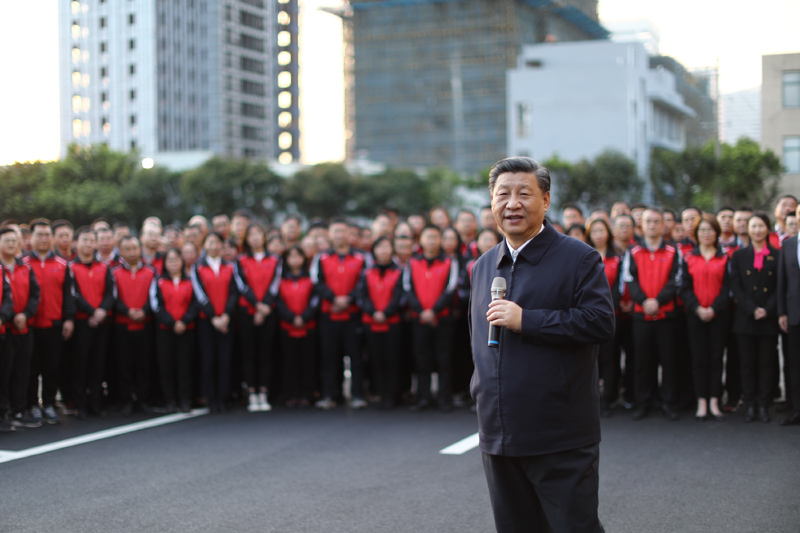 3月22日至25日，中共中央總書記、國家主席、中央軍委主席習(xí)近平在福建考察。這是24日下午，習(xí)近平在福州福建福光股份有限公司考察時(shí)，同企業(yè)員工親切交流。新華社記者 鞠鵬 攝