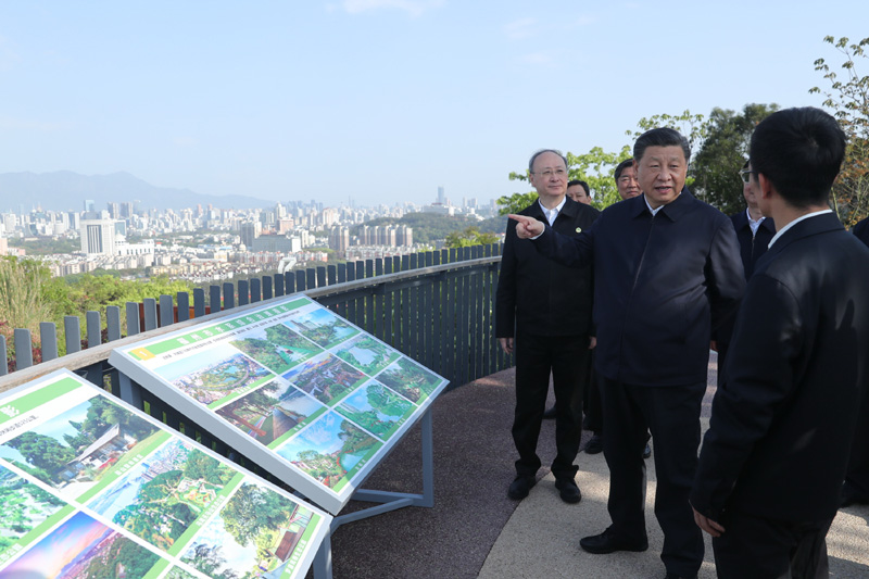 3月22日至25日，中共中央總書記、國家主席、中央軍委主席習(xí)近平在福建考察。這是24日下午，習(xí)近平在福州福山郊野公園觀景平臺，聽取城市生態(tài)公園規(guī)劃建設(shè)、城市水系綜合治理情況匯報(bào)。新華社記者 鞠鵬 攝