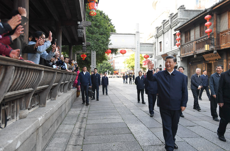 3月22日至25日，中共中央總書記、國家主席、中央軍委主席習(xí)近平在福建考察。這是24日下午，習(xí)近平在福州三坊七巷歷史文化街區(qū)考察時(shí)，向游客和市民招手致意。新華社記者 燕雁 攝
