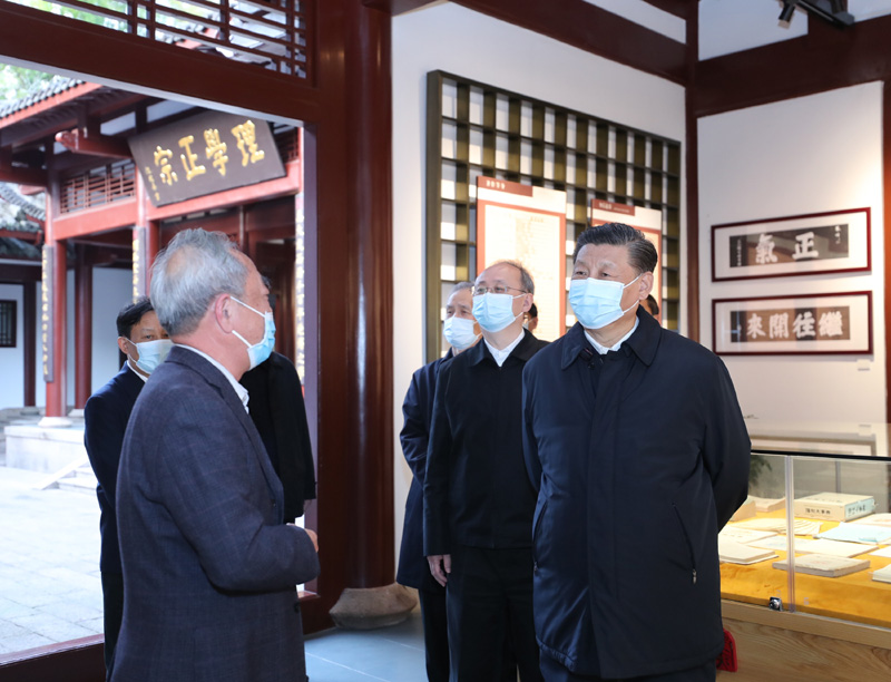 3月22日至25日，中共中央總書記、國家主席、中央軍委主席習(xí)近平在福建考察。這是22日下午，習(xí)近平在南平武夷山朱熹園，了解朱熹生平及理學(xué)研究等情況。新華社記者 鞠鵬 攝