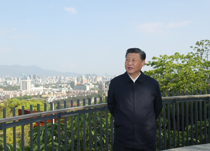 3月22日至25日，中共中央總書記、國家主席、中央軍委主席習(xí)近平在福建考察。這是24日下午，習(xí)近平在福州福山郊野公園觀景平臺，聽取城市生態(tài)公園規(guī)劃建設(shè)、城市水系綜合治理情況匯報(bào)。新華社記者 鞠鵬 攝