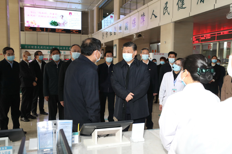 3月22日至25日，中共中央總書記、國家主席、中央軍委主席習(xí)近平在福建考察。這是23日上午，習(xí)近平在三明沙縣總醫(yī)院住院樓一層大廳，聽取醫(yī)改情況介紹。新華社記者 王曄 攝