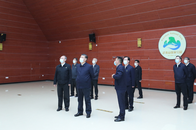 3月22日至25日，中共中央總書記、國家主席、中央軍委主席習(xí)近平在福建考察。這是22日下午，習(xí)近平在南平武夷山國家公園智慧管理中心，察看智慧管理平臺運(yùn)行情況。新華社記者 鞠鵬 攝