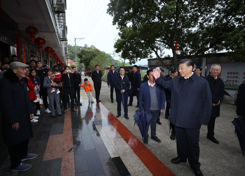3月22日至25日，中共中央總書記、國家主席、中央軍委主席習(xí)近平在福建考察。這是23日下午，習(xí)近平在三明沙縣夏茂鎮(zhèn)俞邦村考察時(shí)，同村民親切交流。新華社記者 鞠鵬 攝