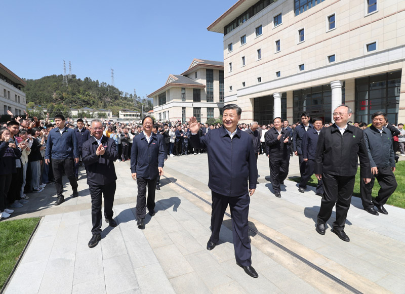 3月22日至25日，中共中央總書記、國家主席、中央軍委主席習(xí)近平在福建考察。這是25日上午，習(xí)近平在福州閩江學(xué)院考察時(shí)，向師生們揮手致意。新華社記者 王曄 攝