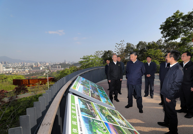 3月22日至25日，中共中央總書記、國家主席、中央軍委主席習(xí)近平在福建考察。這是24日下午，習(xí)近平在福州福山郊野公園觀景平臺，聽取城市生態(tài)公園規(guī)劃建設(shè)、城市水系綜合治理情況匯報(bào)。新華社記者 王曄 攝