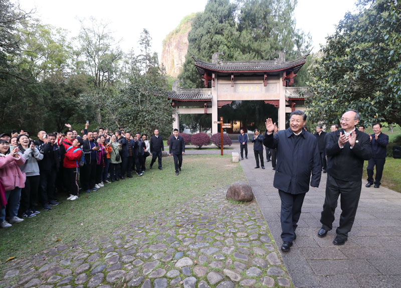 3月22日至25日，中共中央總書記、國家主席、中央軍委主席習(xí)近平在福建考察。這是22日下午，習(xí)近平在南平武夷山朱熹園考察時(shí)，向游客招手致意。新華社記者 王曄 攝