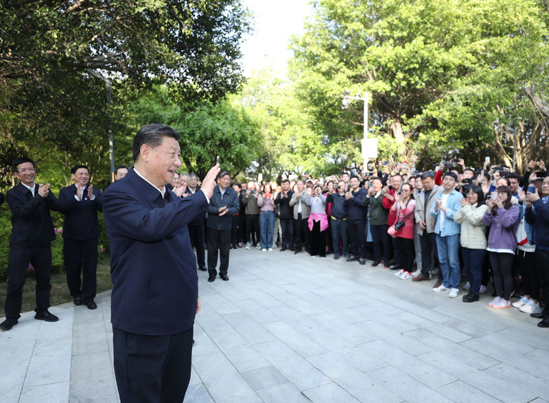 3月22日至25日，中共中央總書記、國家主席、中央軍委主席習(xí)近平在福建考察。這是24日下午，習(xí)近平在福州福山郊野公園考察時(shí)，向市民們招手致意。新華社記者 鞠鵬 攝