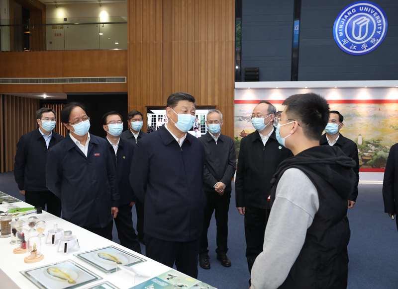 3月22日至25日，中共中央總書記、國家主席、中央軍委主席習(xí)近平在福建考察。這是25日上午，習(xí)近平在福州閩江學(xué)院，參觀校史和應(yīng)用型辦學(xué)成果展示。新華社記者 王曄 攝