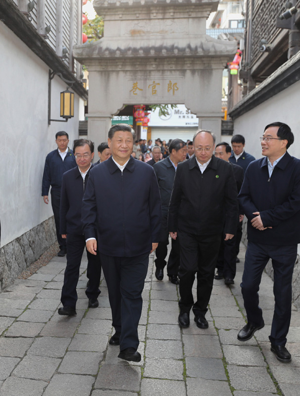 3月22日至25日，中共中央總書記、國家主席、中央軍委主席習(xí)近平在福建考察。這是24日下午，習(xí)近平在福州三坊七巷歷史文化街區(qū)步行察看郎官巷。新華社記者 王曄 攝
