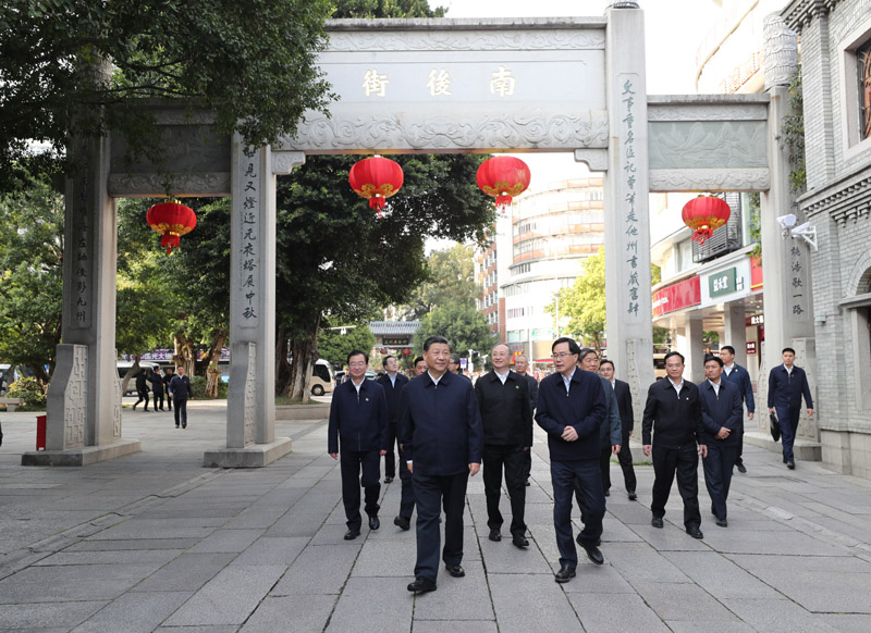 3月22日至25日，中共中央總書記、國家主席、中央軍委主席習(xí)近平在福建考察。這是24日下午，習(xí)近平在福州三坊七巷歷史文化街區(qū)步行察看南后街。新華社記者 王曄 攝