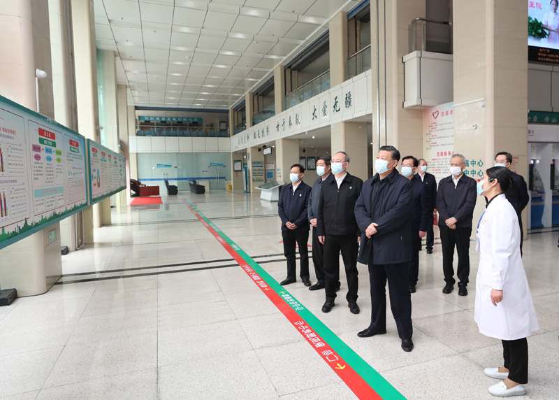 3月22日至25日，中共中央總書記、國家主席、中央軍委主席習(xí)近平在福建考察。這是23日上午，習(xí)近平在三明沙縣總醫(yī)院住院樓一層大廳，聽取醫(yī)改情況介紹。新華社記者 王曄 攝