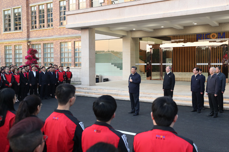 3月22日至25日，中共中央總書記、國家主席、中央軍委主席習(xí)近平在福建考察。這是24日下午，習(xí)近平在福州福建福光股份有限公司考察時(shí)，同企業(yè)職工親切交流。新華社記者 王曄 攝