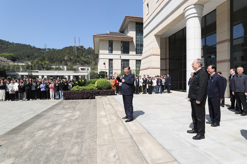 3月22日至25日，中共中央總書記、國家主席、中央軍委主席習(xí)近平在福建考察。這是25日上午，習(xí)近平在福州閩江學(xué)院考察時(shí)，同師生們親切交流。新華社記者 王曄 攝
