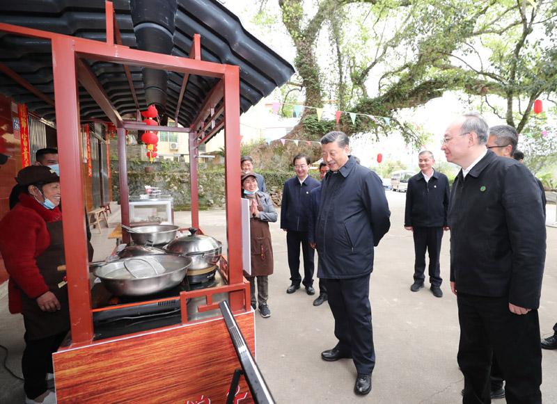 3月22日至25日，中共中央總書記、國家主席、中央軍委主席習(xí)近平在福建考察。這是23日下午，習(xí)近平在三明沙縣夏茂鎮(zhèn)俞邦村考察時(shí)，在小吃攤邊同鄉(xiāng)親們親切交談。新華社記者 王曄 攝
