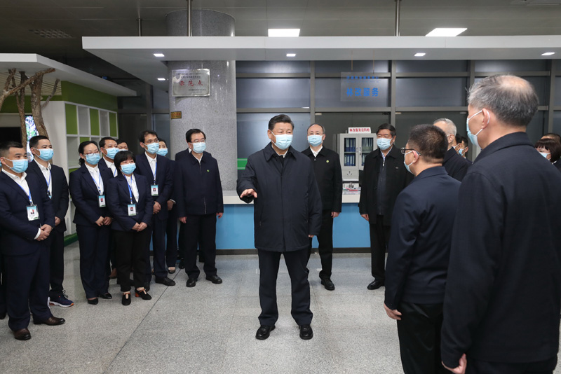 3月22日至25日，中共中央總書記、國家主席、中央軍委主席習(xí)近平在福建考察。這是23日下午，習(xí)近平在三明沙縣農(nóng)村產(chǎn)權(quán)交易中心考察時(shí)，同工作人員、辦事群眾等親切交流。新華社記者 王曄 攝