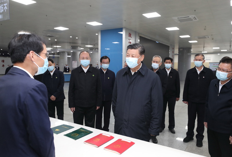 3月22日至25日，中共中央總書記、國家主席、中央軍委主席習(xí)近平在福建考察。這是23日下午，習(xí)近平在三明沙縣農(nóng)村產(chǎn)權(quán)交易中心考察。新華社記者 王曄 攝