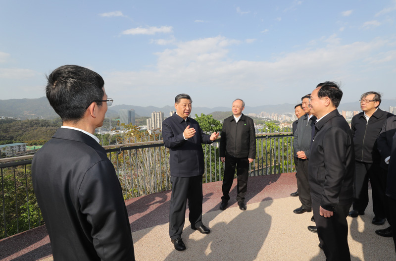 3月22日至25日，中共中央總書記、國家主席、中央軍委主席習(xí)近平在福建考察。這是24日下午，習(xí)近平在福州福山郊野公園觀景平臺，聽取城市生態(tài)公園規(guī)劃建設(shè)、城市水系綜合治理情況匯報(bào)。新華社記者 王曄 攝