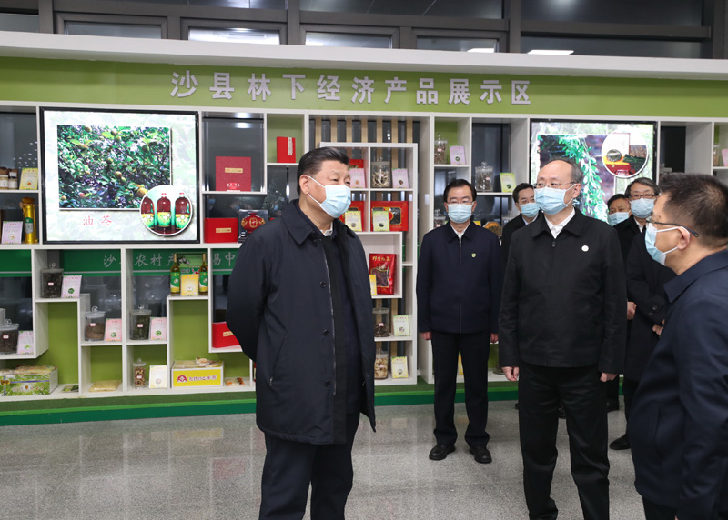 3月22日至25日，中共中央總書記、國家主席、中央軍委主席習(xí)近平在福建考察。這是23日下午，習(xí)近平在三明沙縣農(nóng)村產(chǎn)權(quán)交易中心考察。新華社記者 王曄 攝