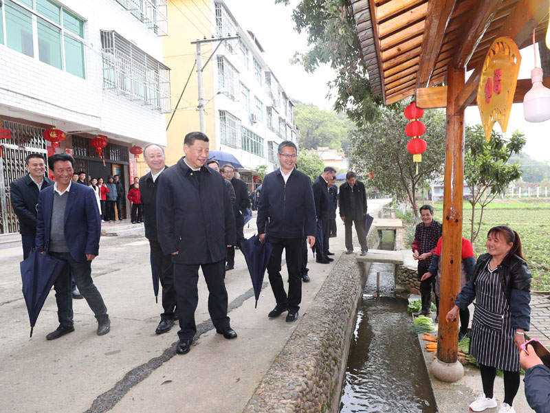 3月22日至25日，中共中央總書記、國家主席、中央軍委主席習(xí)近平在福建考察。這是23日下午，習(xí)近平在三明沙縣夏茂鎮(zhèn)俞邦村考察時(shí)，同村民親切交流。新華社記者 王曄 攝