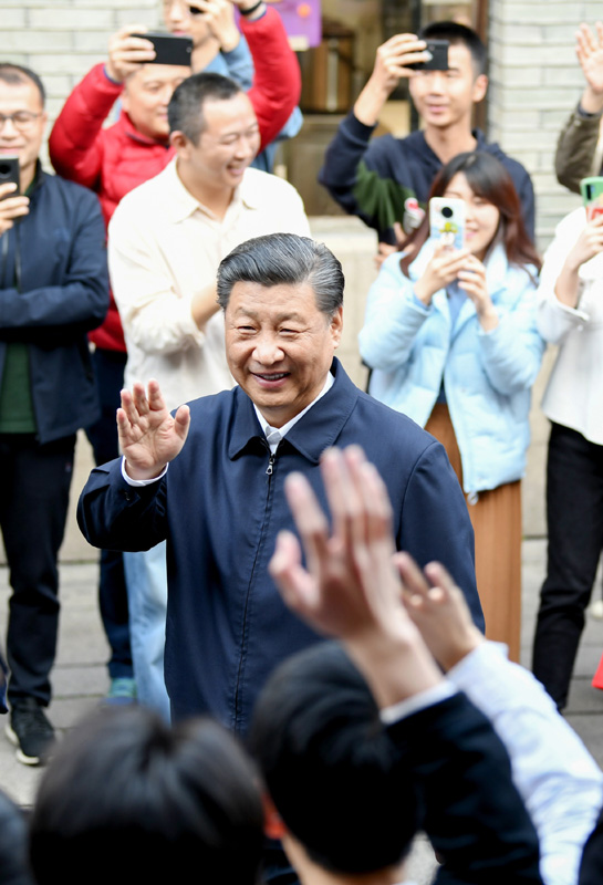 3月22日至25日，中共中央總書記、國家主席、中央軍委主席習(xí)近平在福建考察。這是24日下午，習(xí)近平在福州三坊七巷歷史文化街區(qū)考察時(shí)，向游客和市民招手致意。新華社記者 燕雁 攝