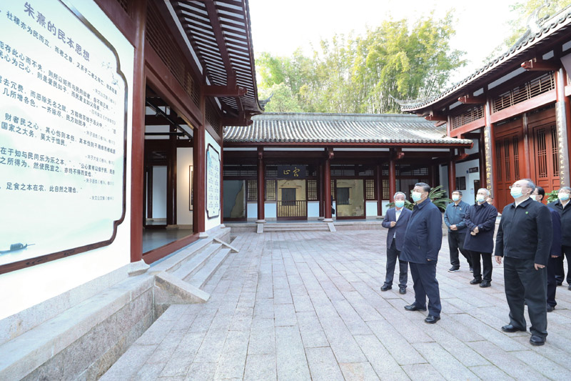 3月22日至25日，中共中央總書記、國家主席、中央軍委主席習(xí)近平在福建考察。這是22日下午，習(xí)近平在南平武夷山朱熹園，了解朱熹生平及理學(xué)研究等情況。新華社記者 鞠鵬 攝