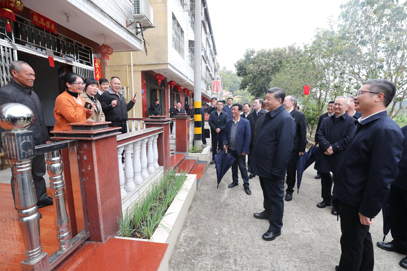 3月22日至25日，中共中央總書記、國家主席、中央軍委主席習(xí)近平在福建考察。這是23日下午，習(xí)近平在三明沙縣夏茂鎮(zhèn)俞邦村考察時(shí)，同村民親切交流。新華社記者 王曄 攝