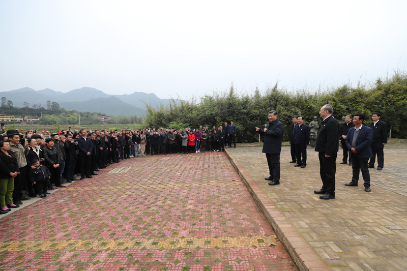 3月22日至25日，中共中央總書記、國家主席、中央軍委主席習(xí)近平在福建考察。這是23日下午，習(xí)近平在三明沙縣夏茂鎮(zhèn)俞邦村考察時(shí)，同鄉(xiāng)親們親切交流。新華社記者 王曄 攝